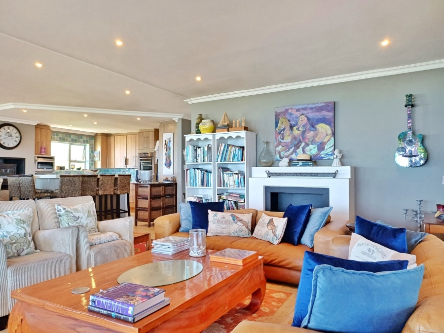 5 Bedroom Property for Sale in Reebok Western Cape